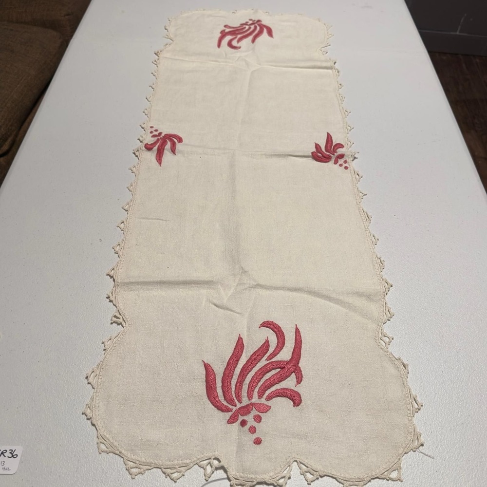 Table‎ runner 40 x 13 – Beige embroidered rose crochet trim